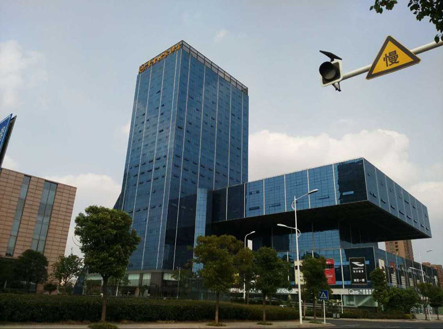 华体会网页版:盐城一村桥限10吨却满是台阶不能通车！钱花得太荒诞！乡民反映：盐城盐都台创园宗凌村（前宗）的乡民最近都被村里一座水泥桥给整懵了！ 实拍视频清清楚楚：这座桥宽差不多5米通体水泥浇筑看着修得非常厚实桥头还专门立了10吨限重牌。明眼人都能看出来这分明是依照通车规范建的桥可实际